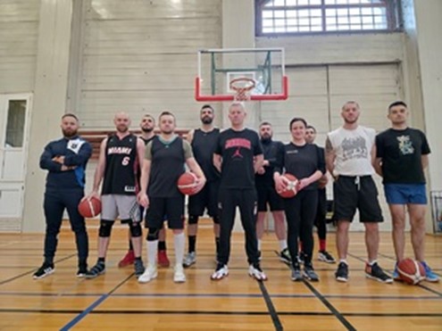 Trener Marek Łukomski poprowadził specjalistyczny trening koszykówki dla reprezentacji Komendy Wojewódzkiej Policji w Szczecinie